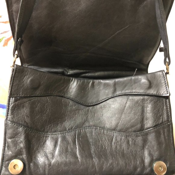 VINTAGE USED SOFT BLACK LEATHER FLAP SHOULDER CROSSBODY PURSE - Picture 2 of 7